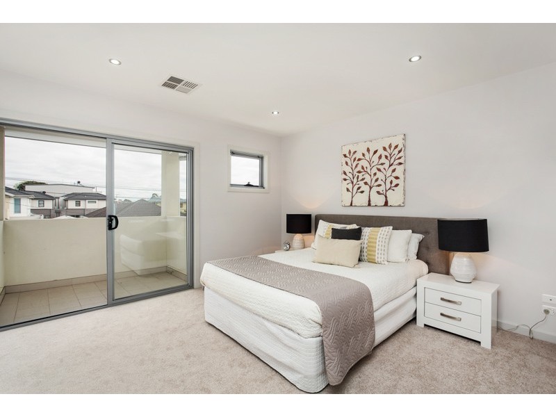 2/124A Seventh Avenue, Altona North VIC 3025