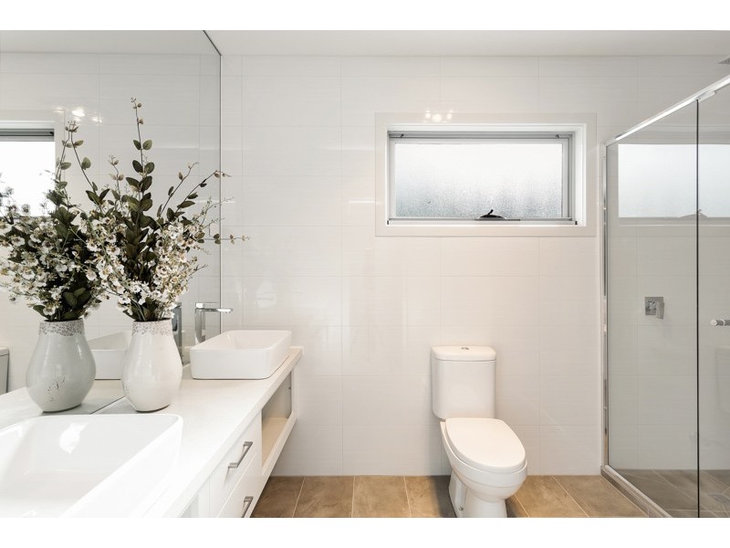 2/124A Seventh Avenue, Altona North VIC 3025