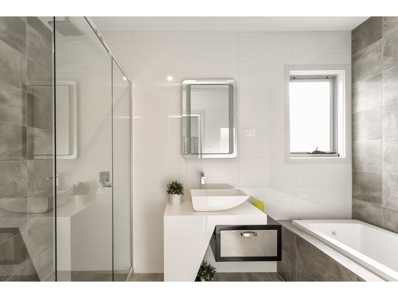 2/124A Seventh Avenue, Altona North VIC 3025