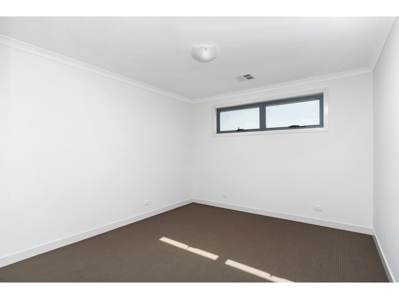 2/121A Sixth Avenue, Altona North VIC 3025