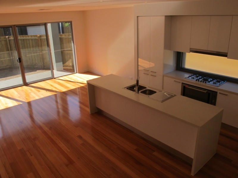 2/23 New Street, South Kingsville VIC 3015