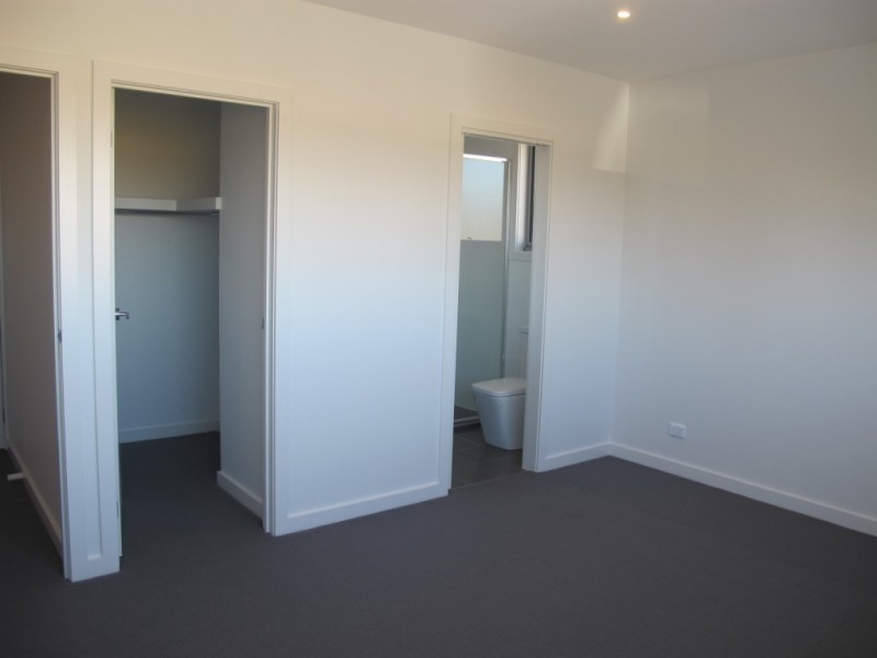 2/23 New Street, South Kingsville VIC 3015