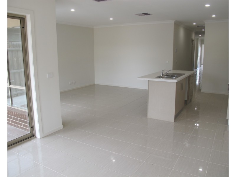 2/17 Murphy Street, Altona North VIC 3025