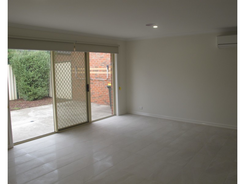 1/1 Viola Avenue, Brooklyn VIC 3012