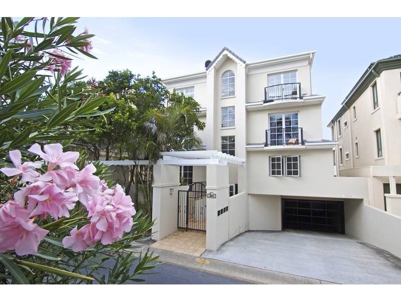 3/211 Jefferson Lane, Palm Beach QLD 4221