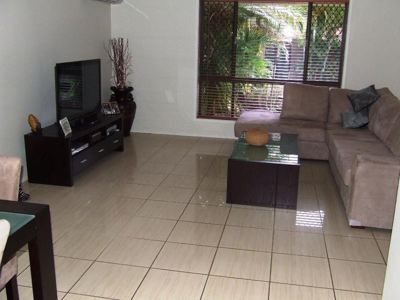 15 Hood Street, Mermaid Waters QLD 4218