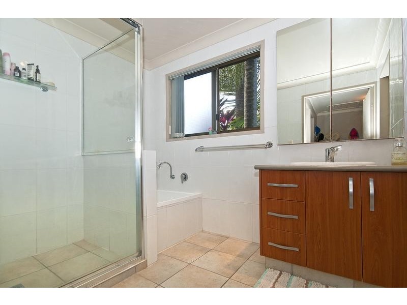 33 Currant Street, Elanora QLD 4221