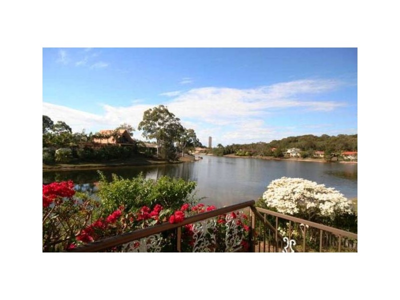 3/2 Sunbird Street, Burleigh Waters QLD 4220