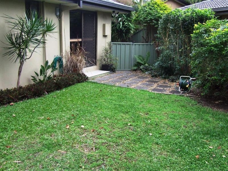 15 Hood Street, Mermaid Waters QLD 4218