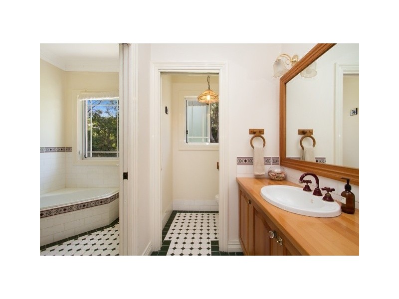 1 Wisteria Court, Tallebudgera Valley QLD 4228