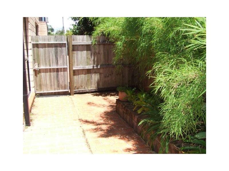 2/57 Albion Avenue, Miami QLD 4220