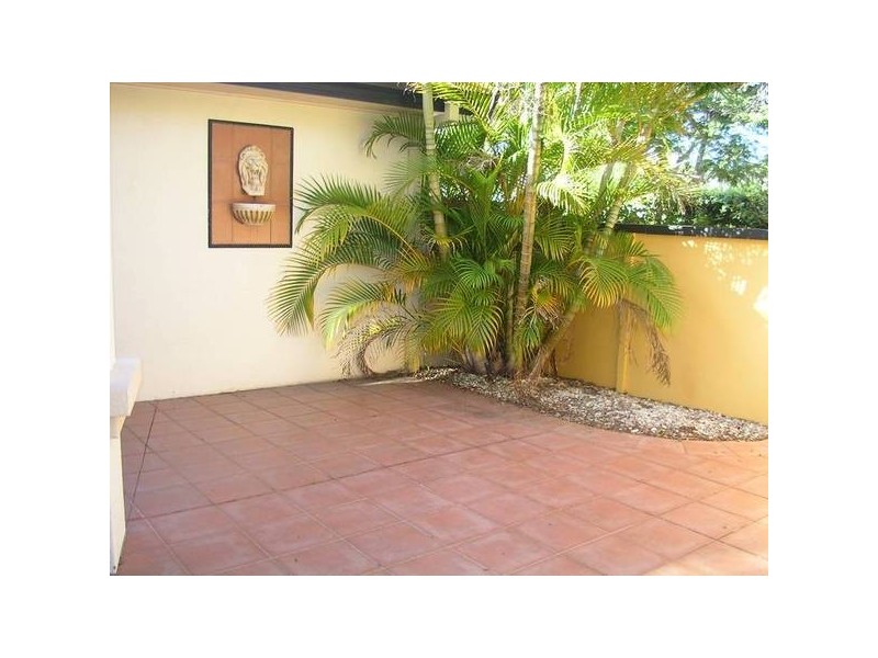 1/2 Beachcomber Close, Burleigh Waters QLD 4220