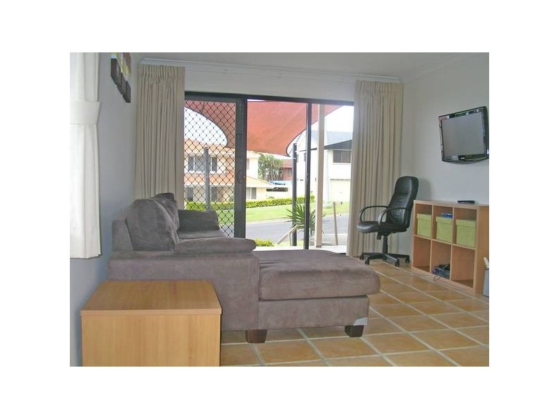 6 Crest Drive, Elanora QLD 4221