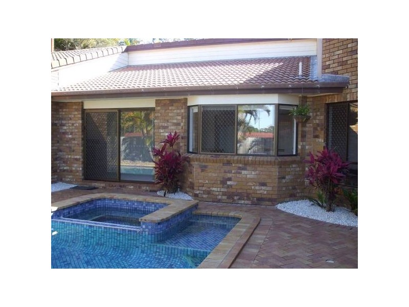 100 K P McGrath Drive, Elanora QLD 4221