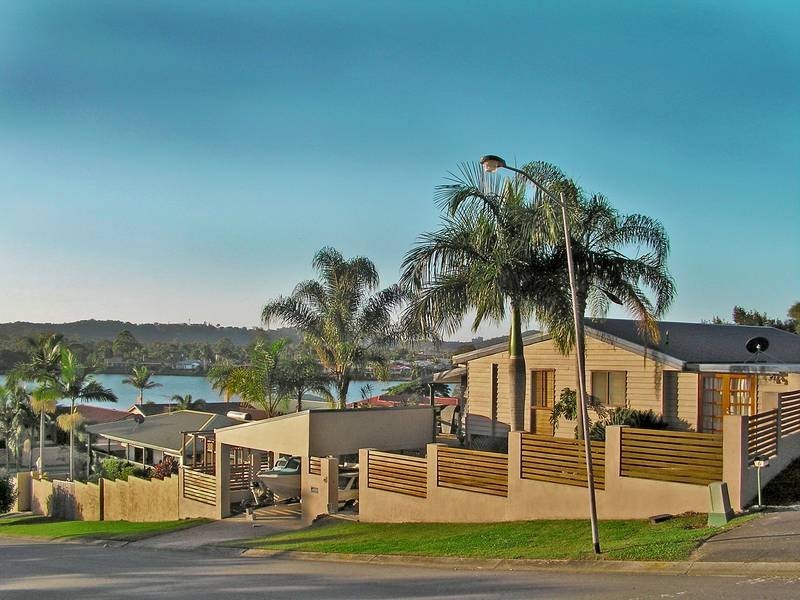 4 Kaffia Court, Elanora QLD 4221