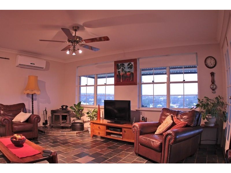 8 Dr Dunlop Grove, Northam WA 6401