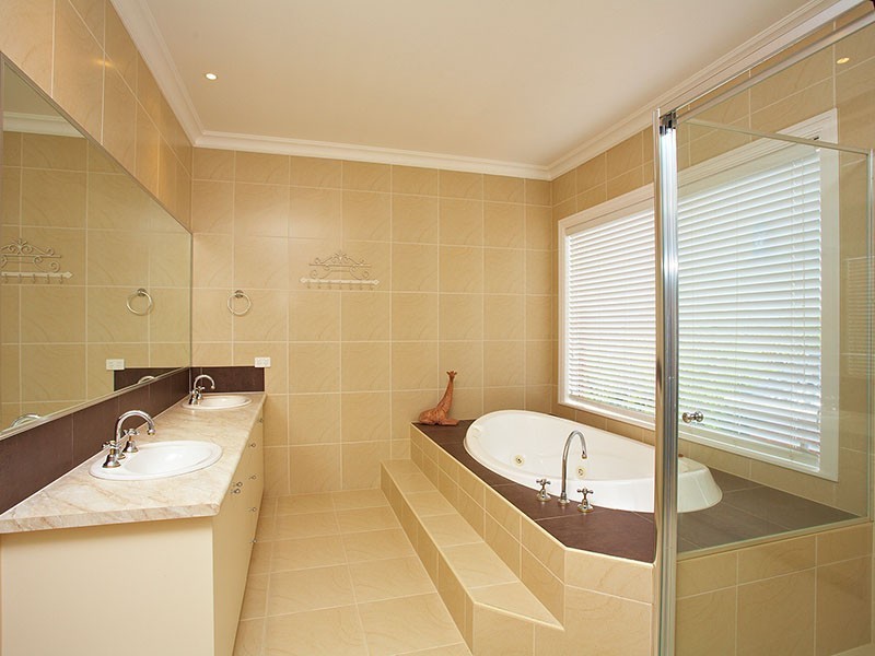 10 Tandarra Drive, Ringwood North VIC 3134