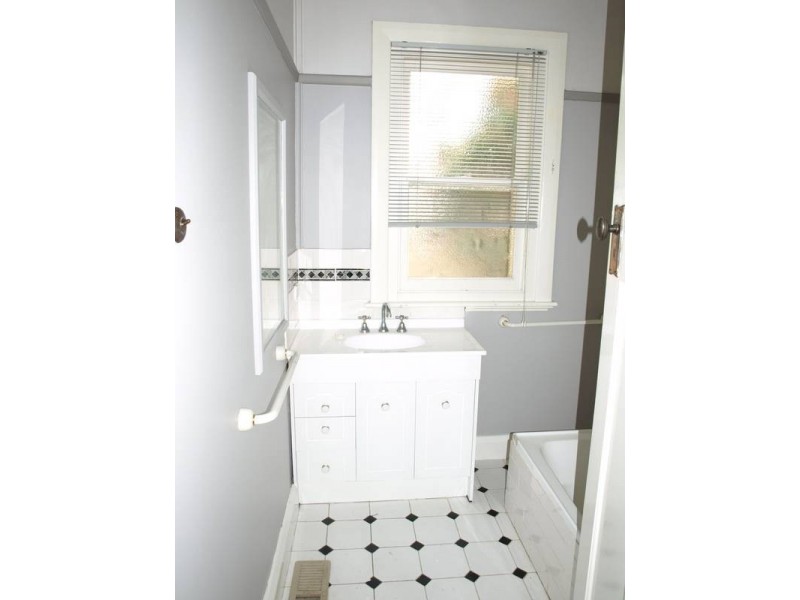 18 Sherbrook Ave, Ringwood VIC 3134