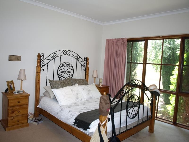 10 Wellington Park Road, Ringwood North VIC 3134