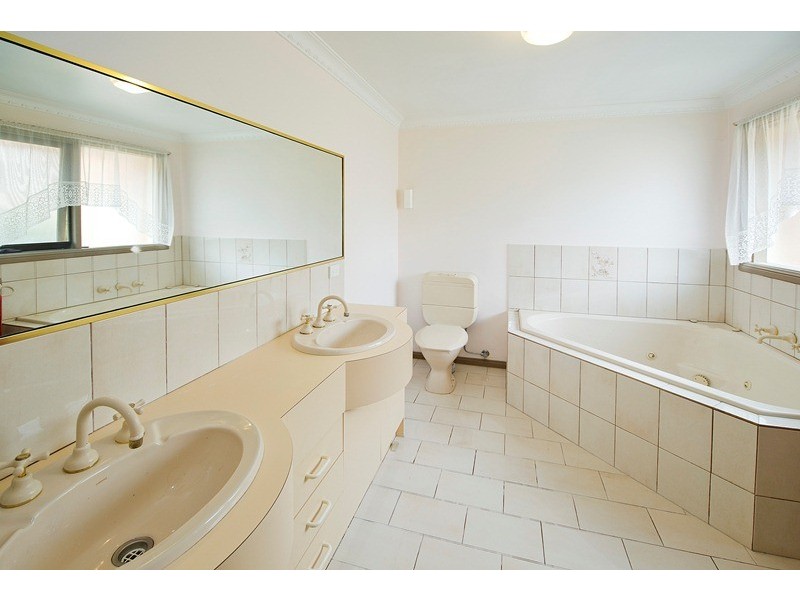 34 Crawley Grove, Ringwood North VIC 3134