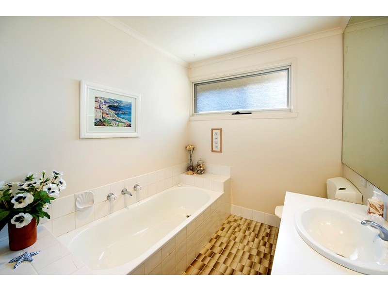 49 Andrew Crescent, Croydon South VIC 3136