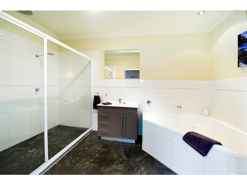 18 Bartlett Avenue, Croydon VIC 3136