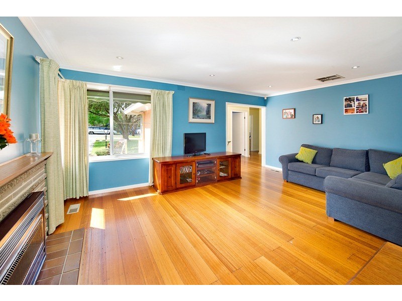 19 Woodville Road, Mooroolbark VIC 3138