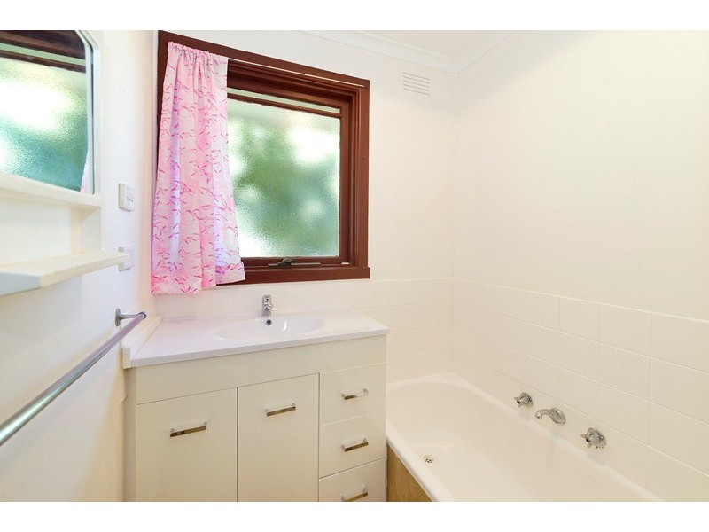 2/11 Charles Street, Ringwood East VIC 3135