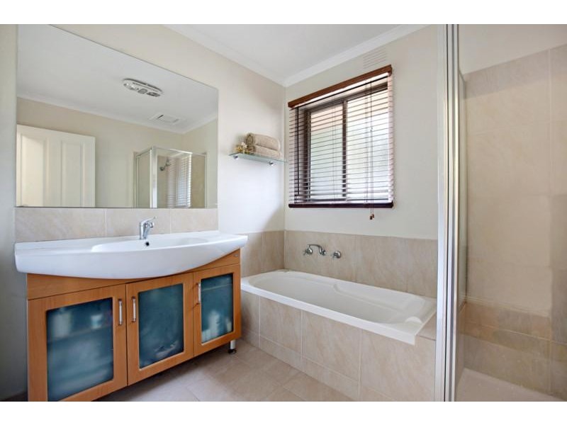 9 Oaktree Road, Croydon North VIC 3136