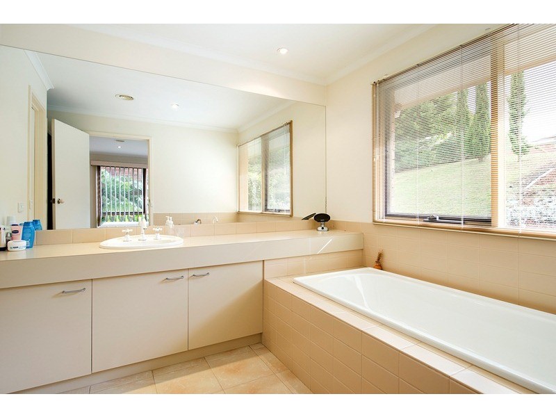 13-15 Waterview Court, Croydon Hills VIC 3136