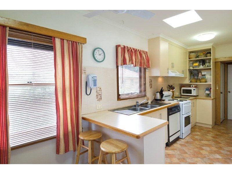 4 Neville Street, Ringwood VIC 3134