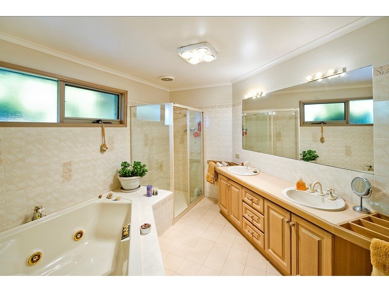 12 Justin Court, Croydon North VIC 3136