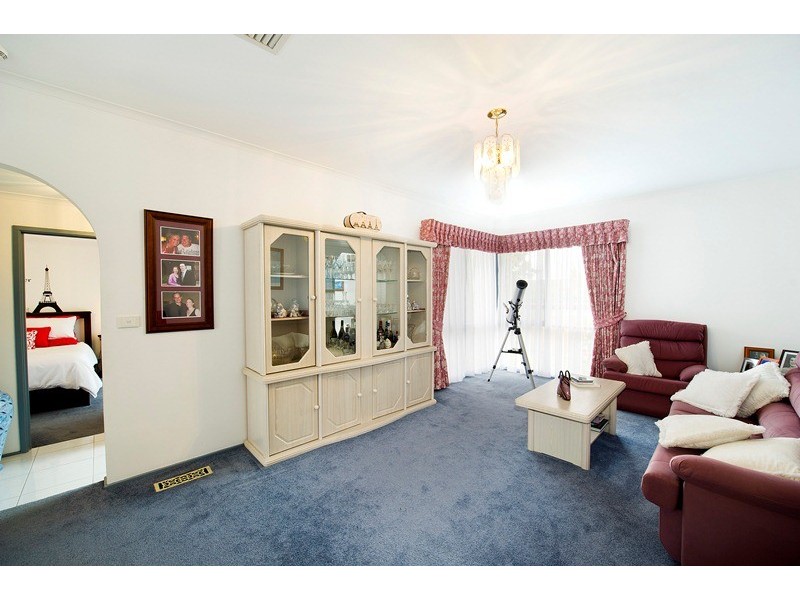 17 Dobell Place, Mooroolbark VIC 3138