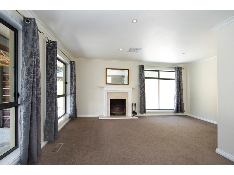 8 Edith Avenue, Croydon VIC 3136