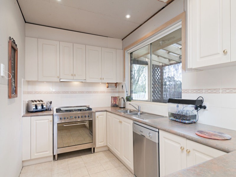 11 Esther Crescent, Mooroolbark VIC 3138