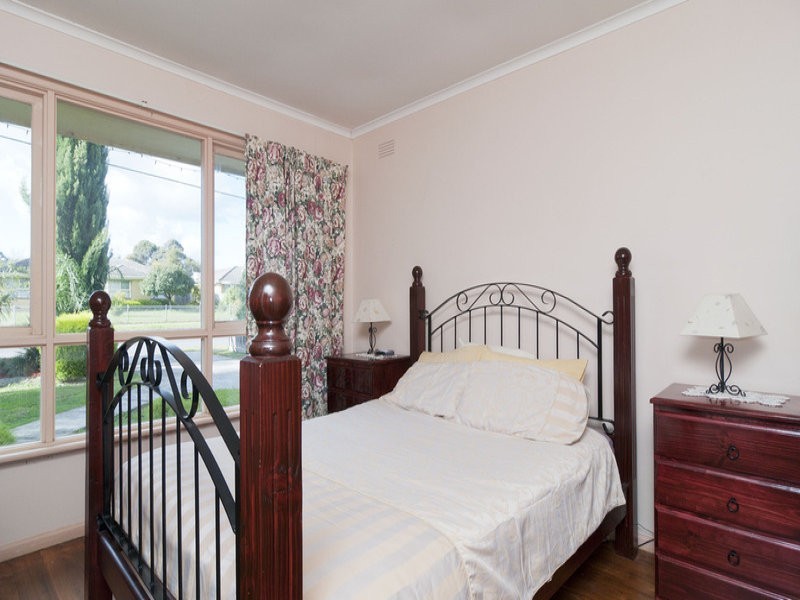 11 Esther Crescent, Mooroolbark VIC 3138