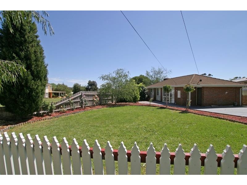 16 Eskdale Drive, Croydon Hills VIC 3136