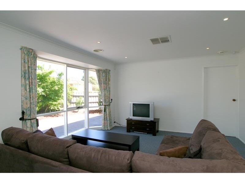 16 Eskdale Drive, Croydon Hills VIC 3136