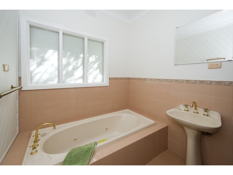 24 Unsworth Road, Ringwood North VIC 3134