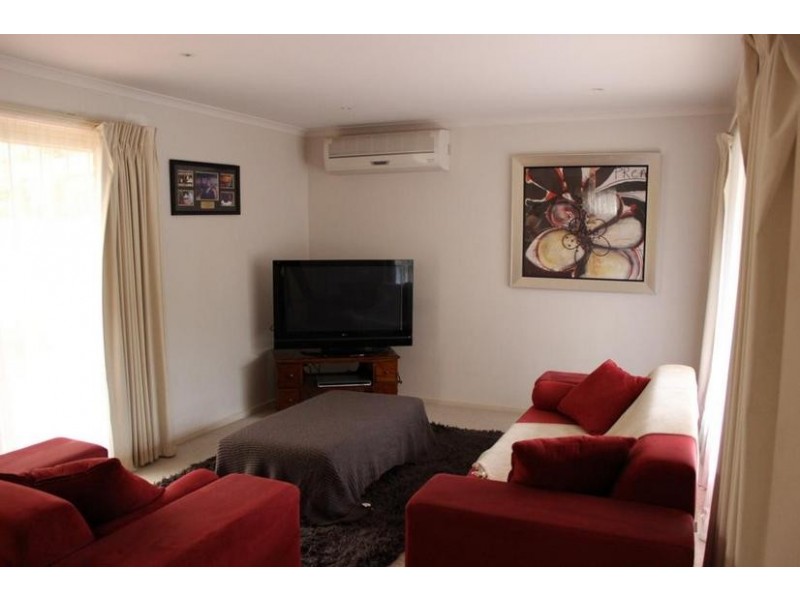 2/4 Melton Grove, Croydon VIC 3136