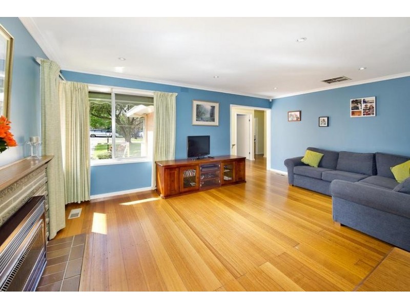 19 Woodville Road, Mooroolbark VIC 3138