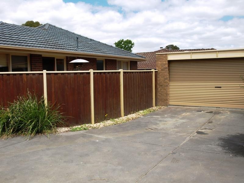 1/4 Melton Grove, Croydon VIC 3136