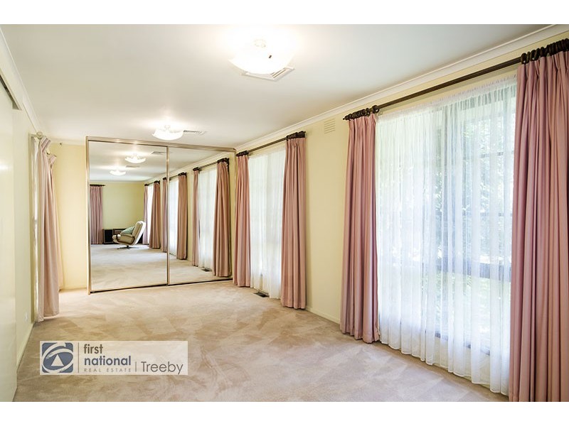 33 Savanna Drive, Mooroolbark VIC 3138