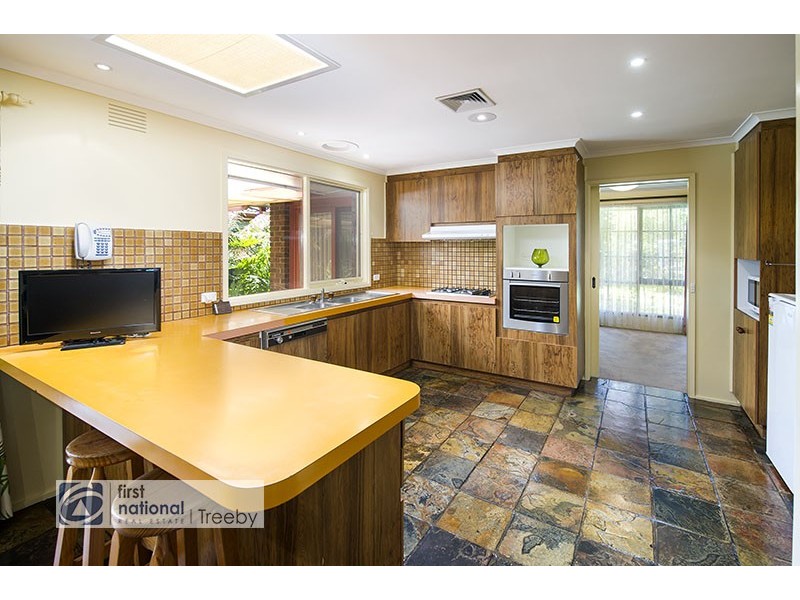 33 Savanna Drive, Mooroolbark VIC 3138