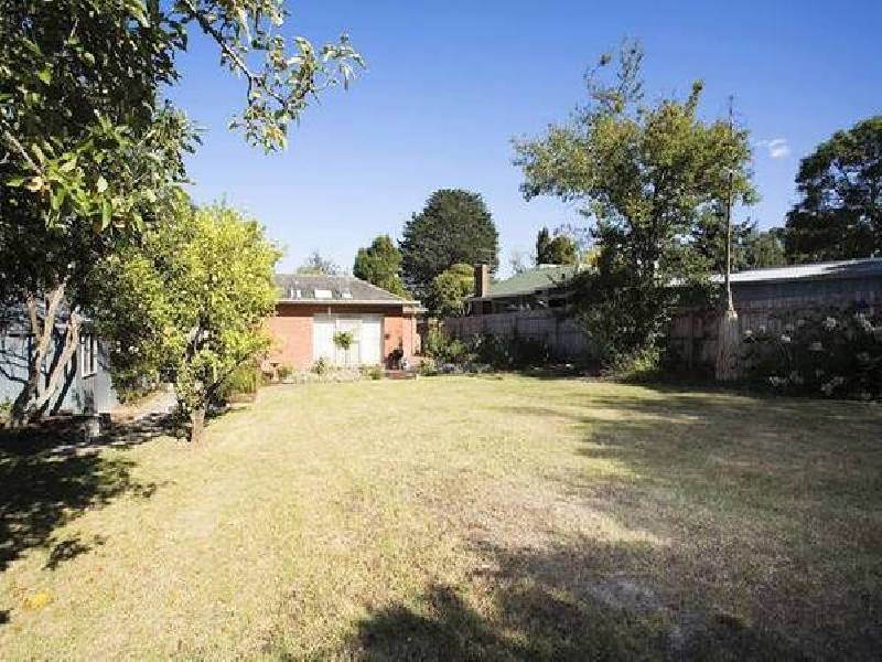 6 Boronia Avenue, Croydon South VIC 3136