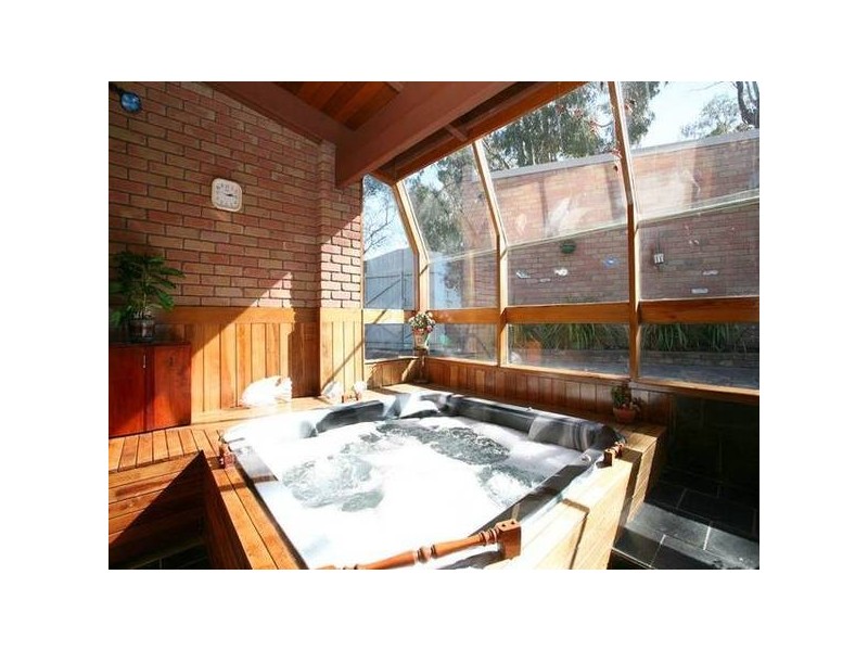 4 Landau Drive, Warranwood VIC 3134