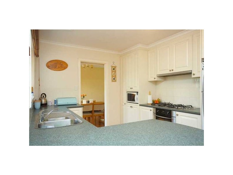 6 Boronia Avenue, Croydon South VIC 3136