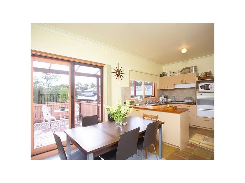 2/10 Caromar Street, Croydon VIC 3136