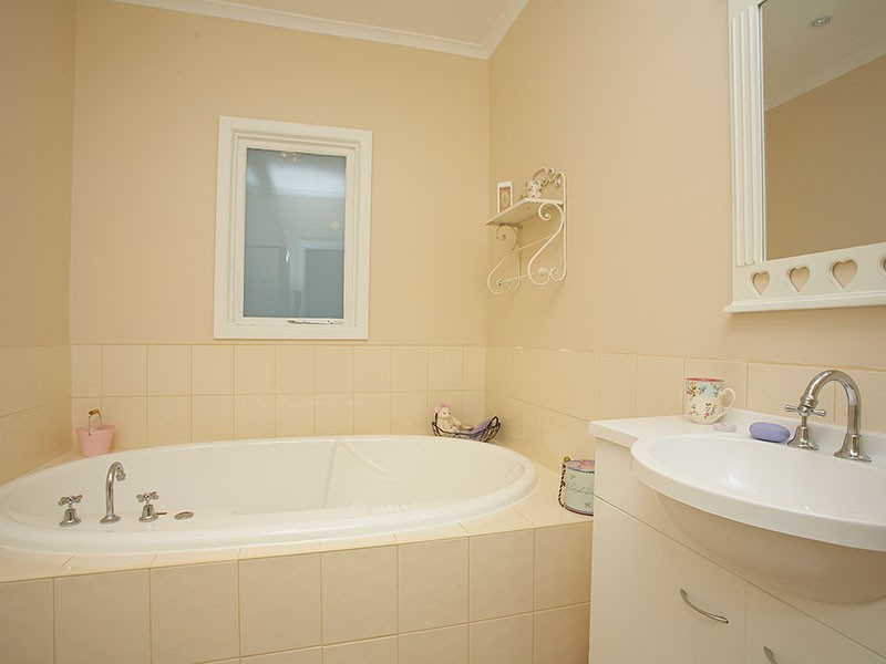 14 Lois Street, Ringwood East VIC 3135
