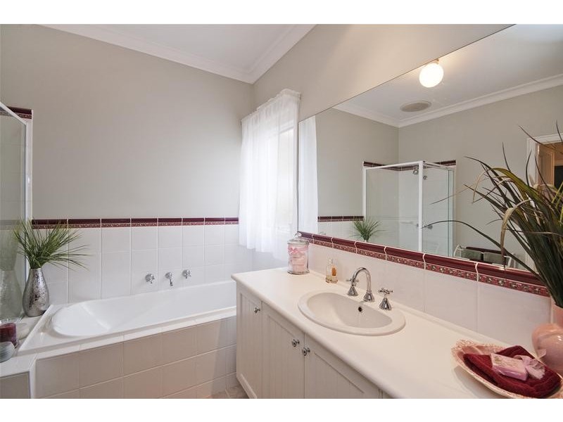 4 Pearl Place, Point Cook VIC 3030